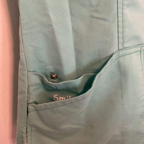 Active Scrub Top- NEVER WORN - Picture 2 of 4